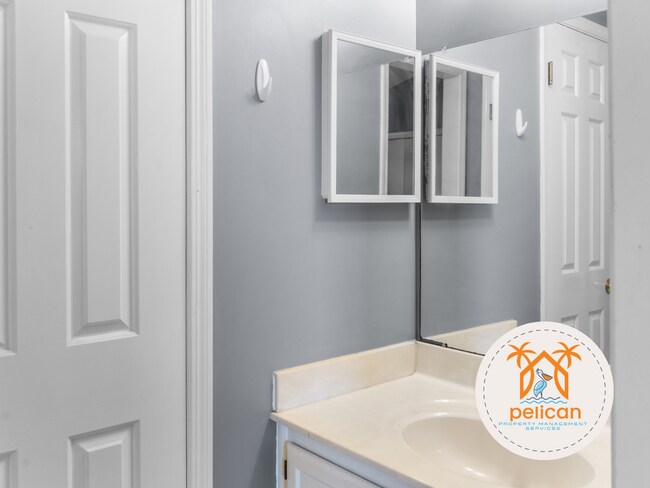 Building Photo - Bright townhome in the heart of Pensacola