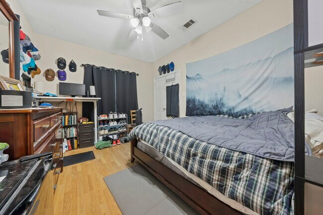 Building Photo - 1425 James Avenue, Unit A