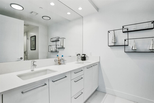 Building Photo - 100 E Las Olas Blvd