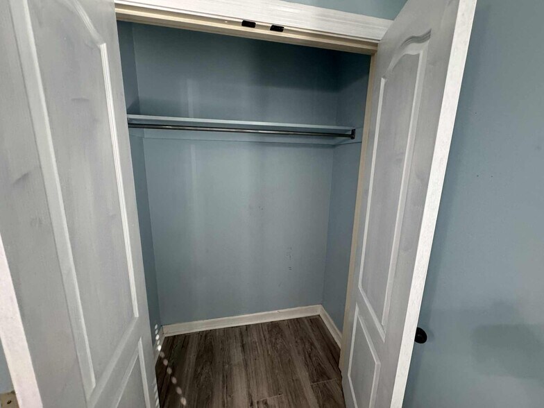 Building Photo - 6206 W Desoto St