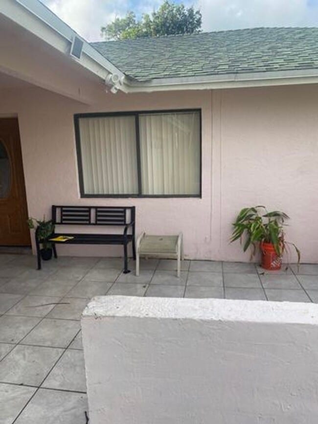 Building Photo - 663 White Water Dr