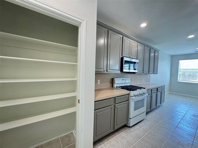 Building Photo - 5715 Vinemont Ln