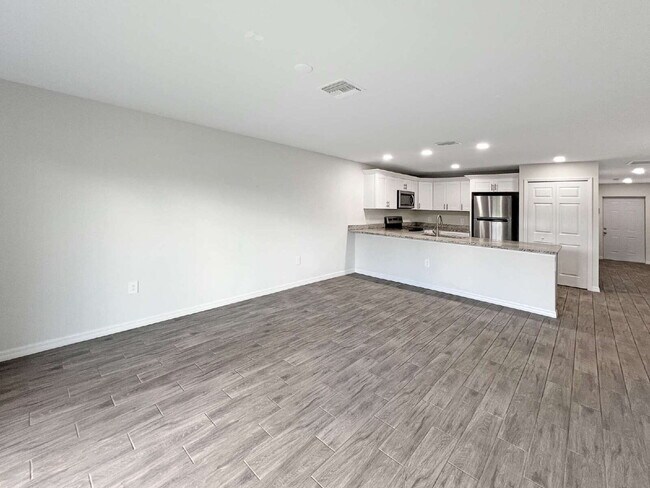 Building Photo - Move-In Special! Half Month FREE – APPLY b...