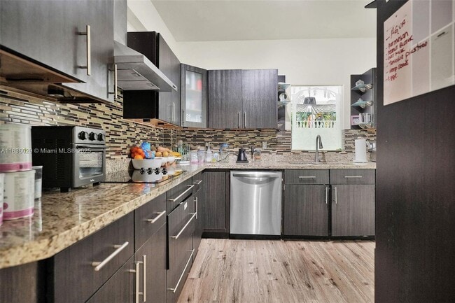 Building Photo - 5555 La Gorce Dr