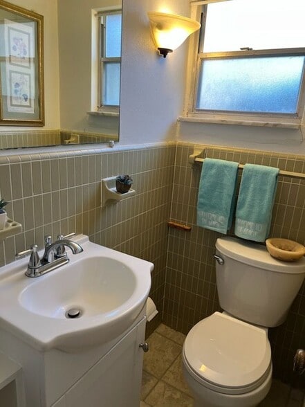 Building Photo - 2497 Country Club Dr