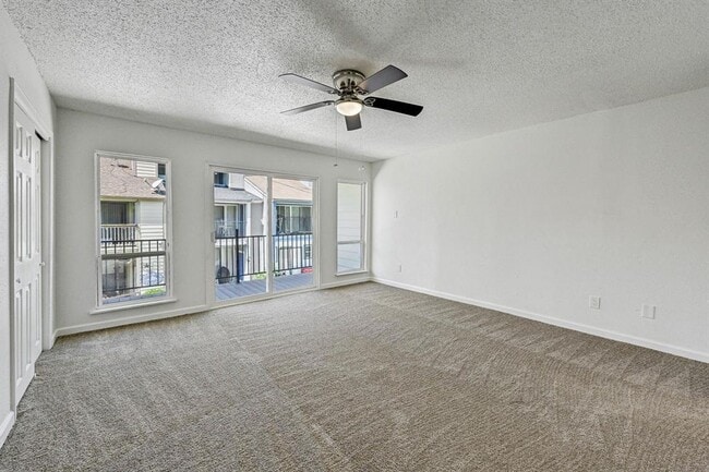 Building Photo - 2022 Lakewood Ct