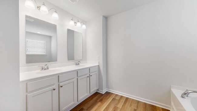 Building Photo - 5 Bedrooms, 3 Bathrooms in Richmond Hill P...