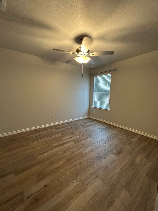 Building Photo - 2032 Twin Falls Dr
