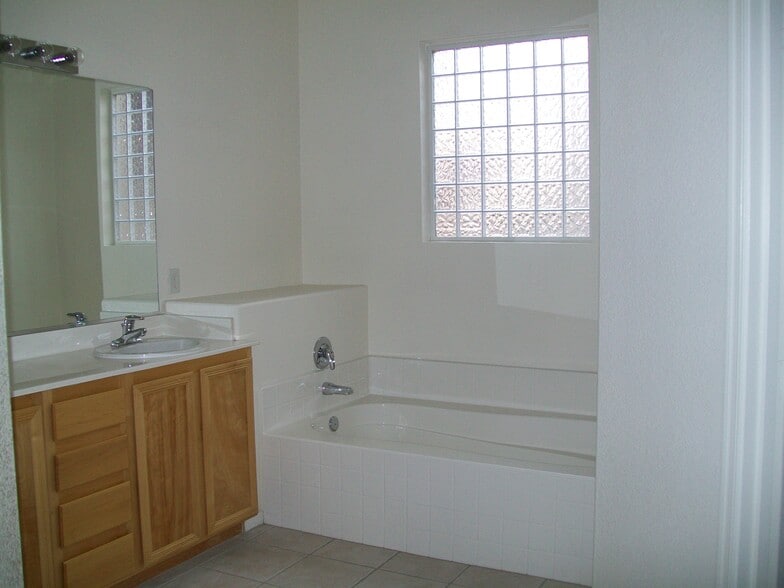 Building Photo - 112 Woolman Rink Ave