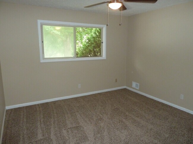 Building Photo - 3 Bed / 2.5 Bath with 2300 Square Feet!! A...