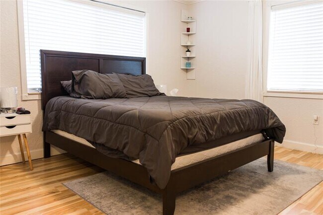 Building Photo - 151 NE 16th Ave