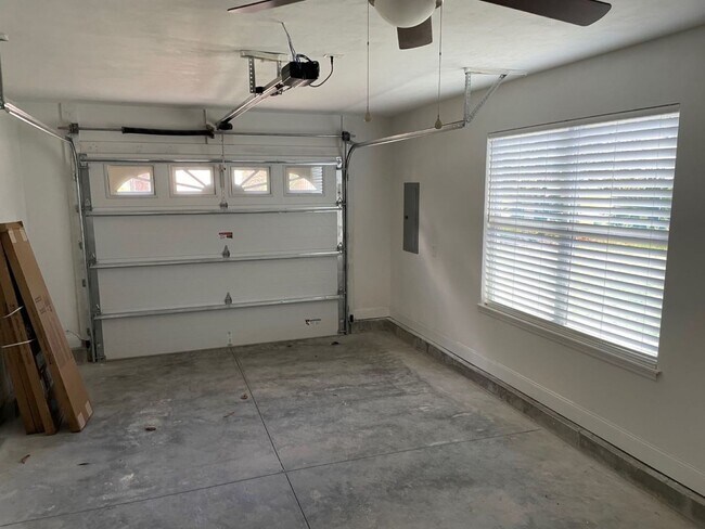 Building Photo - Newer 3/2 in Turkey Creek!
