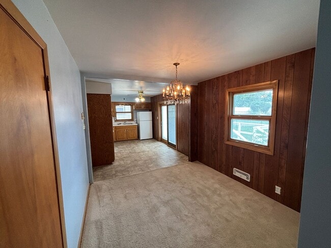 Building Photo - $1450 - 2 Bed 1 Bath Home