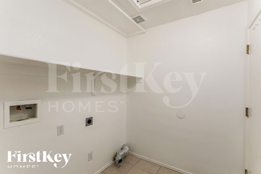 Building Photo - 6951 W Red Rock Dr