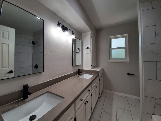 Building Photo - 5310 Glenmere Ln