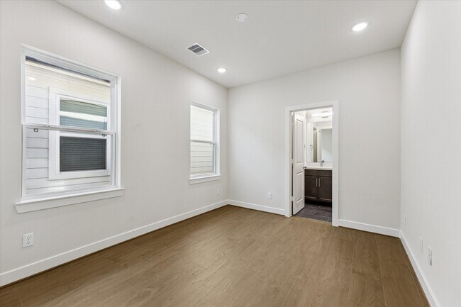 Building Photo - 412 N Stiles St