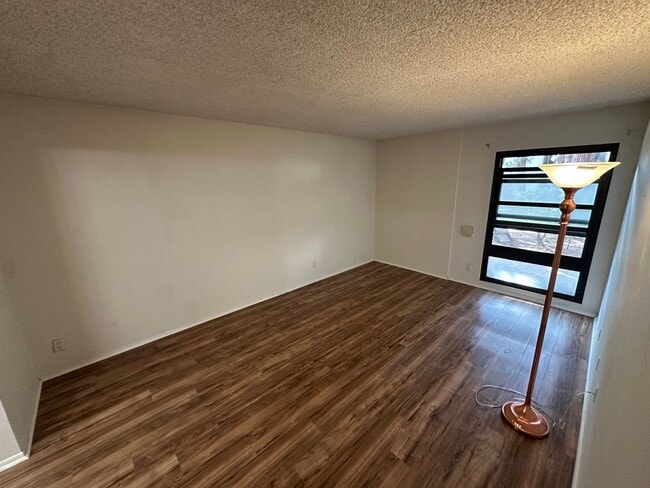 Building Photo - 2 Bed, 2 Bath Condo in Cross Creek Village...