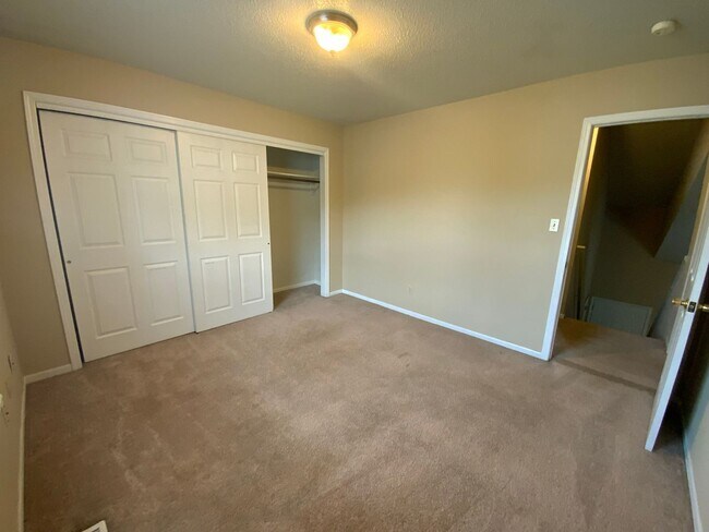 Building Photo - 3 Bedroom 2 Bathroom Duplex