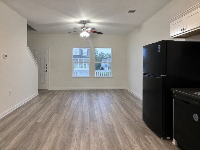 Building Photo - 4/2/2-AVAILABLE OCTOBER