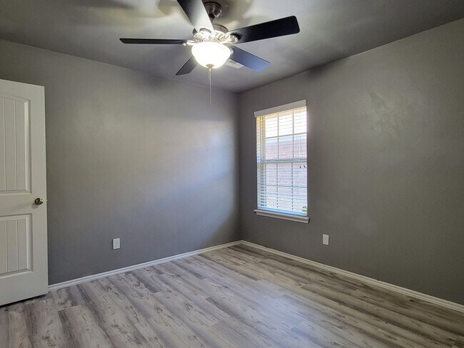 Building Photo - Introducing a charming 3-bedroom, 2-bathroom house located in the desirable area of Edmond, OK.