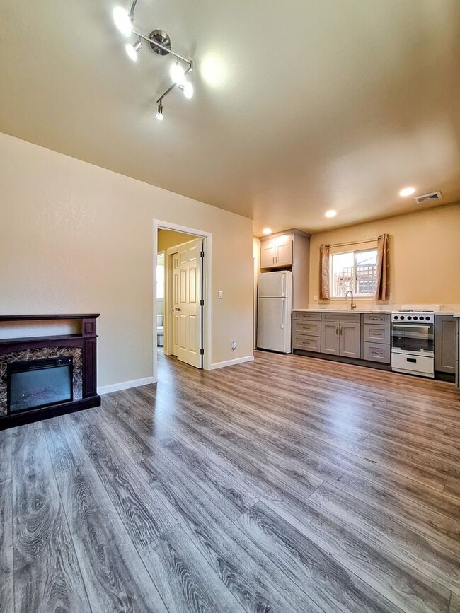 Building Photo - 682 S Genevieve Ln