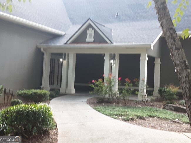 Building Photo - 6900 Roswell Rd