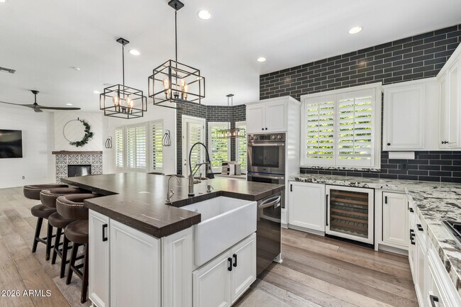 Building Photo - 326 W Loma Ln