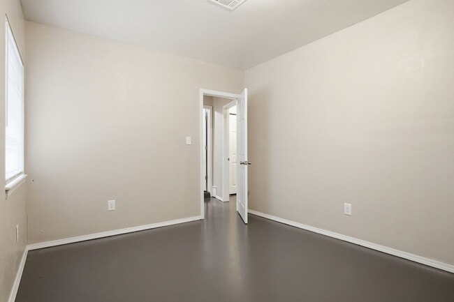 Building Photo - 3717 N Eagle Ln