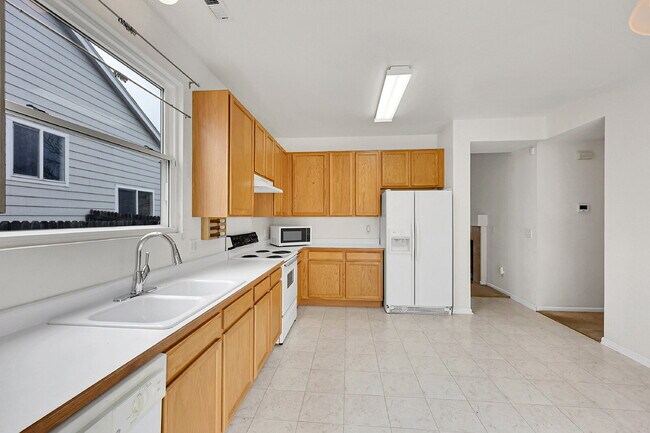Building Photo - $2,100.00 - 3 Beds, 2 Baths, Single Family...