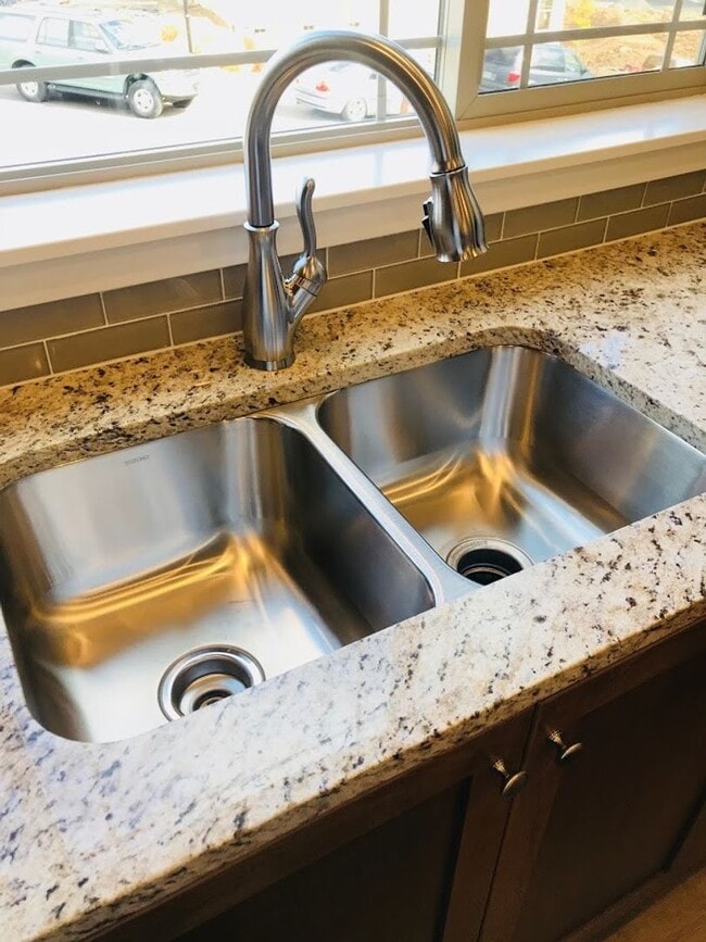 Building Photo - Townhouse Charmer in River Terrace Neighborhood!