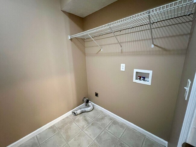 Building Photo - 3 Bedroom 2.5 Bath Home in Oxford Hall - South Murfreesboro *New Carpet*