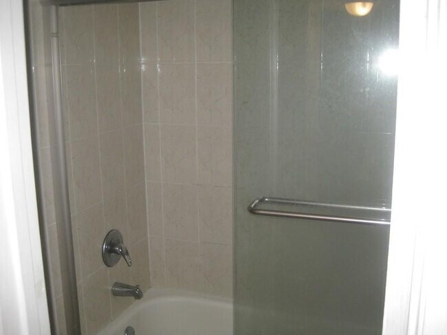 Building Photo - 711 N Pine Island Rd