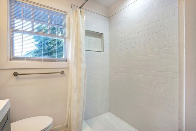 Building Photo - 306 E Victory Dr