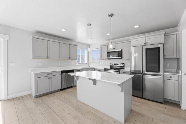 Building Photo - 6 Bedroom 3.5 Bathroom House in Saratoga Springs!