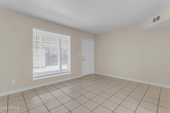 Building Photo - 834 N Cherry