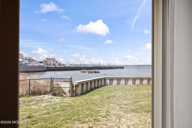 Building Photo - 330 Shore Dr