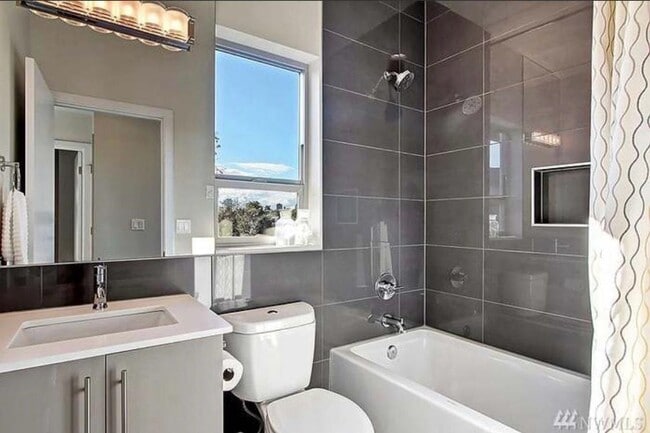 Building Photo - 2bd/3.5ba Seattle Townhouse