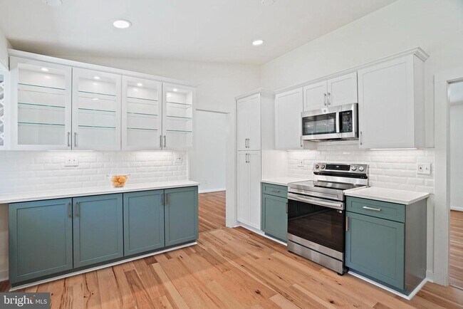 Building Photo - 6607 Lone Oak Dr