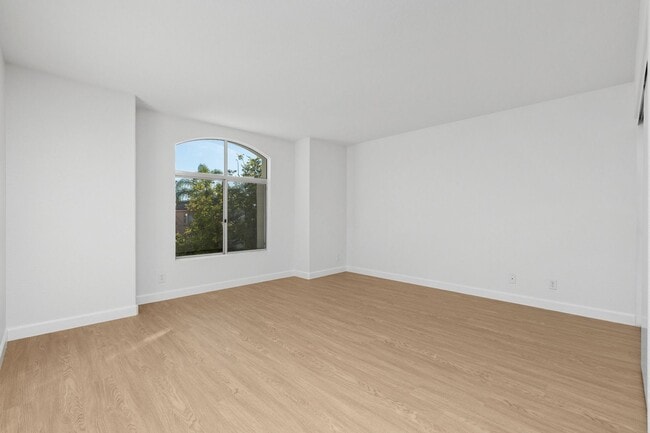 Building Photo - Spacious Vista Home