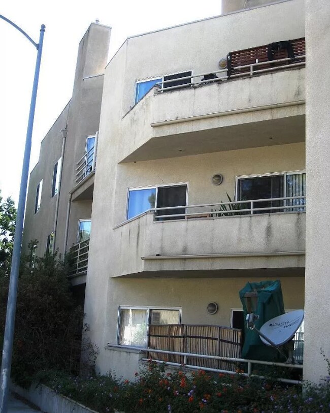 Building Photo - 2900 Fairway Ave