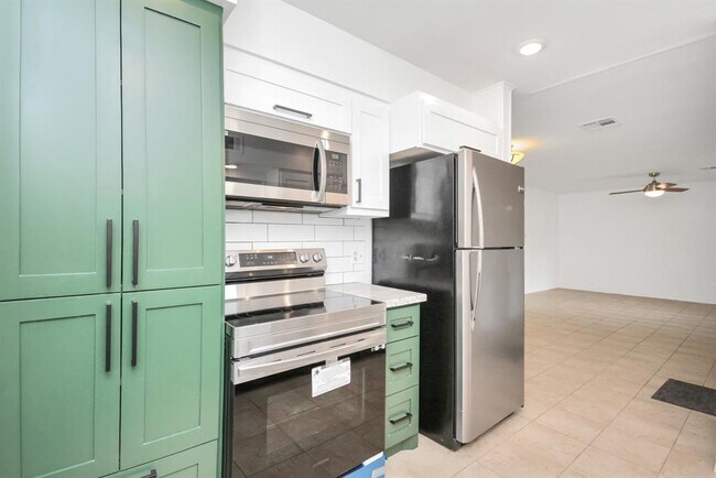 Building Photo - 10951 Shadow Wood Dr