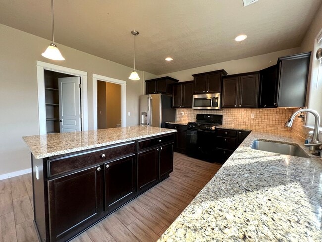 Building Photo - West Richland Home On 0.32 Acres