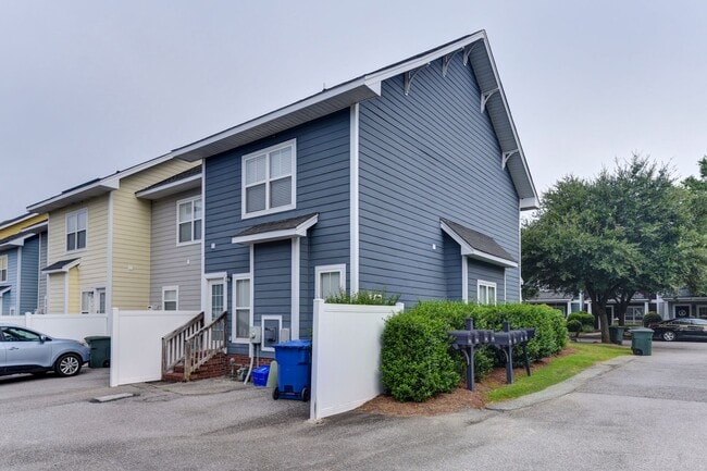 Building Photo - 2 Bedroom, 2.5 Bath in Hampton Forest- Mov...