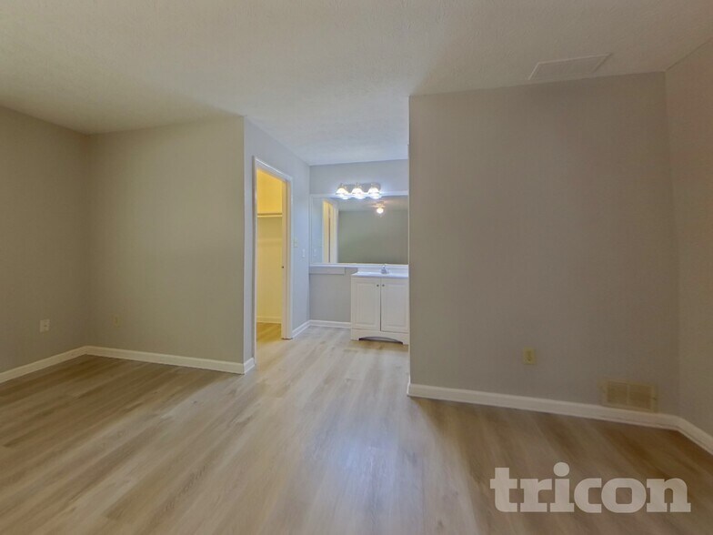 Building Photo - 9980 Lake Forest Way