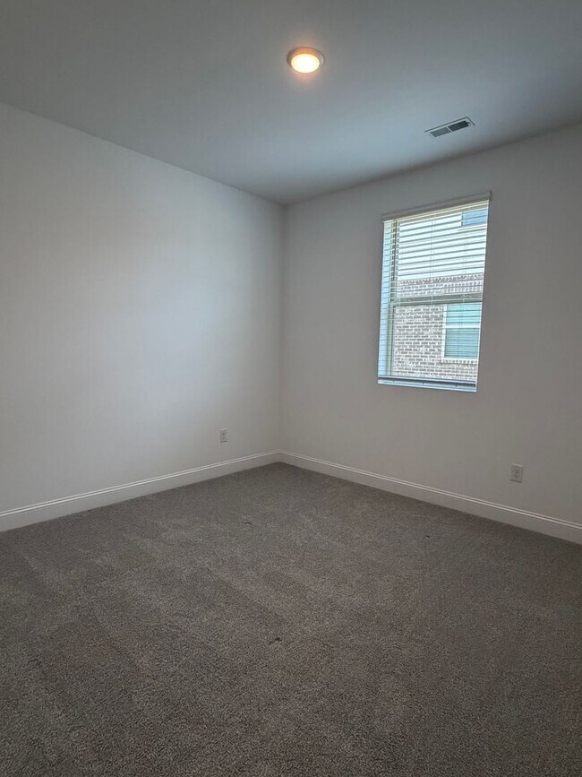 Building Photo - Beautiful 3 Bedroom Home in Grand Hollow with Resort-Style Amenities!
