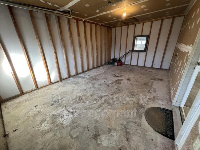 Building Photo - 16 N Jenny Lynn Rd