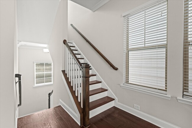 Building Photo - 545 Mirrormont Dr