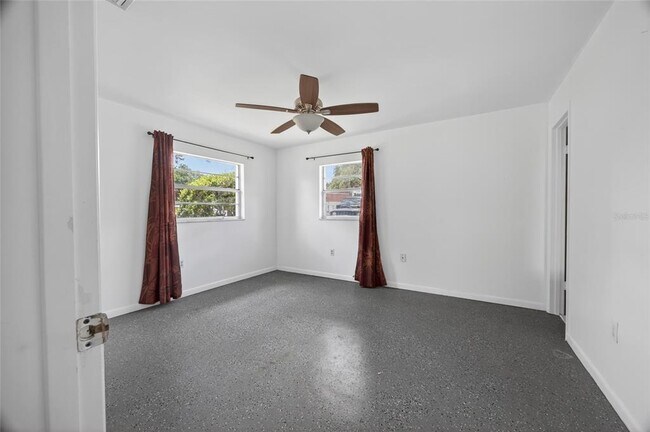 Building Photo - 1567 SE 27th St