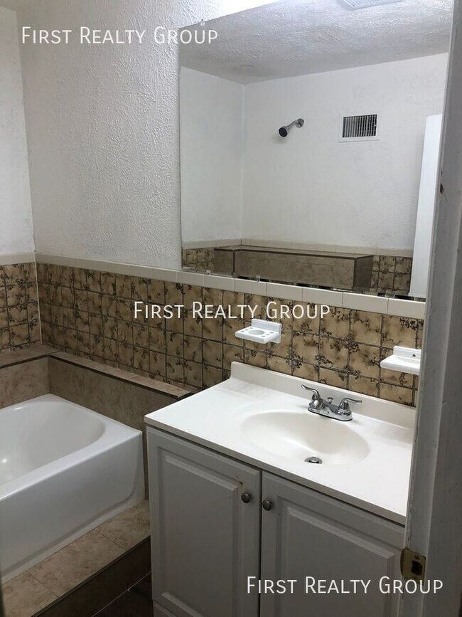 Building Photo - 330 Verona Rd