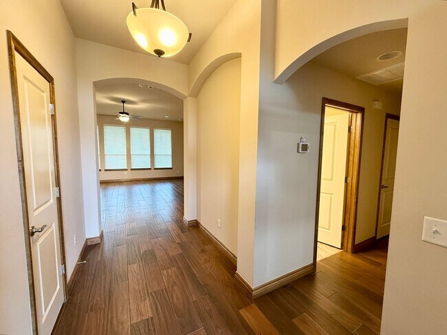 Building Photo - 706 Sedona Dr